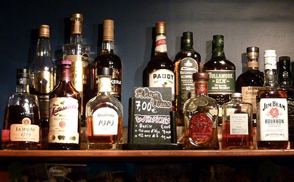 Rangée de bons alcools forts sur une étagère du bar