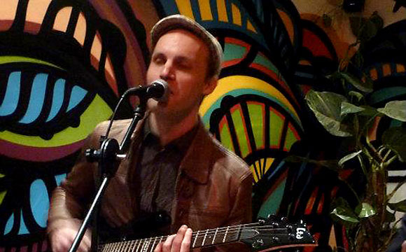 Chanteur guitariste devant un micro